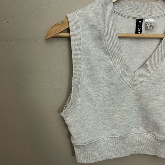 Divided Light Gray V-Neck Crop Top - Picture 2 of 7